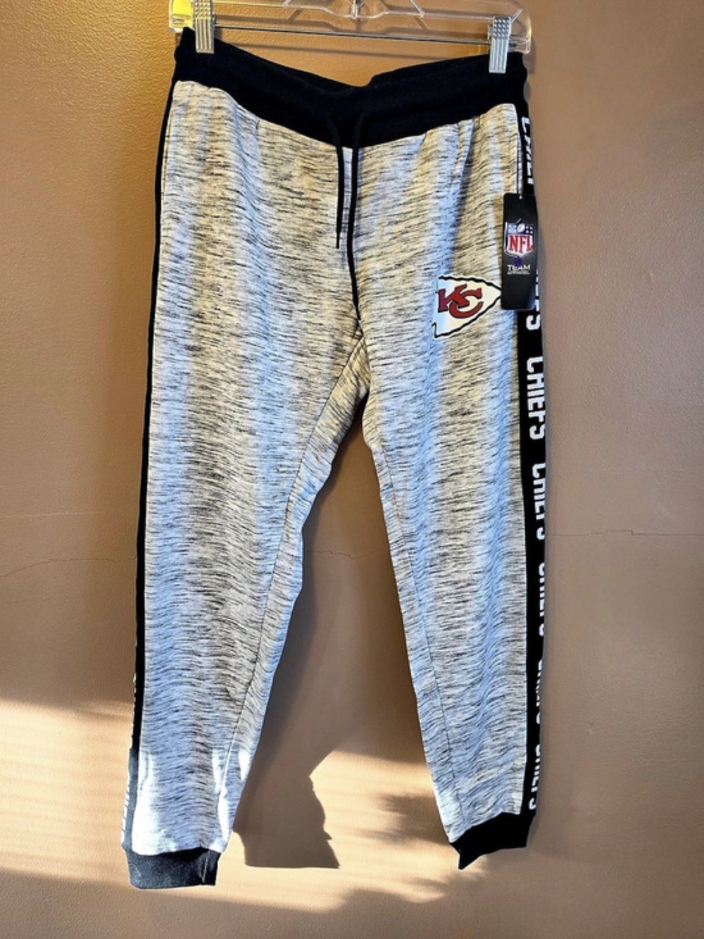NFL Kansas City Chiefs NFL Wom joggers M Gray & Black Joggers Size Medium NWT